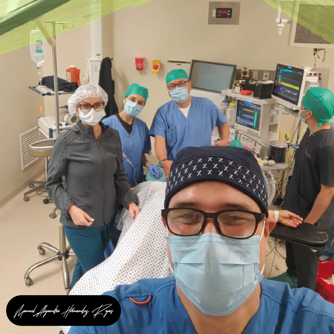 Dr. Hernández con su equipo quirúrgico en quirófano